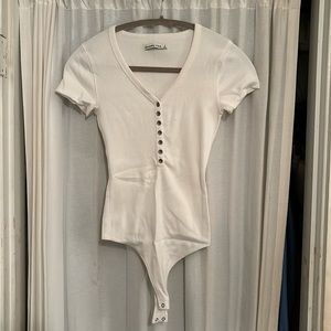 NWOT! ✨ Abercrombie Button Bodysuit